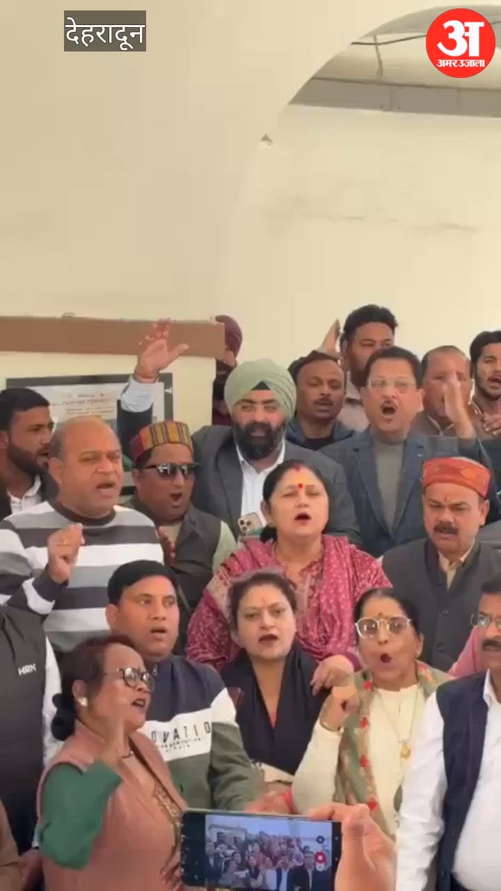 Dehradun: रैली एवं लोकभवन घेराव के पोस्टर हटाने का मामला, कांग्रेस कार्यकर्ताओं का नगर निगम में जोरदार प्रदर्शन