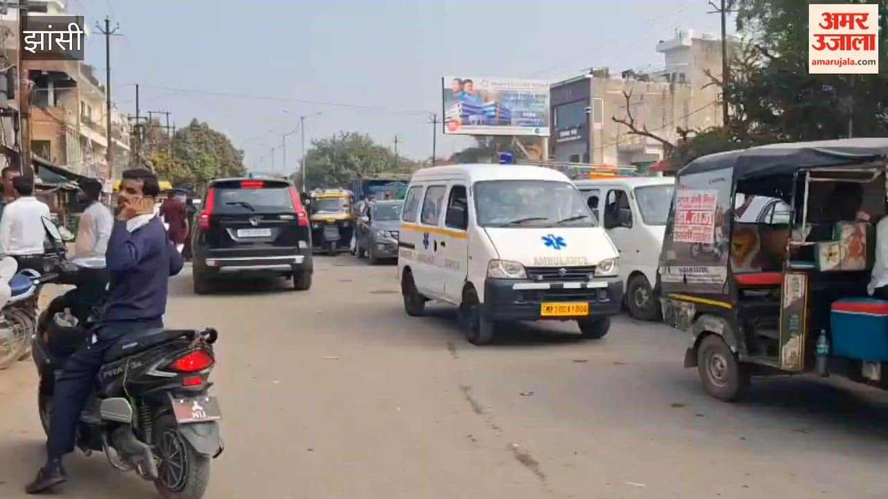 A massive traffic jam occurred in Jhansi's Awas Vikas area, with ambulances and school buses stranded.