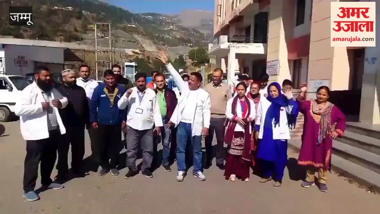 Health workers go on strike at Chinani CHC Hospital, protest over non-payment of salary for two and a half days