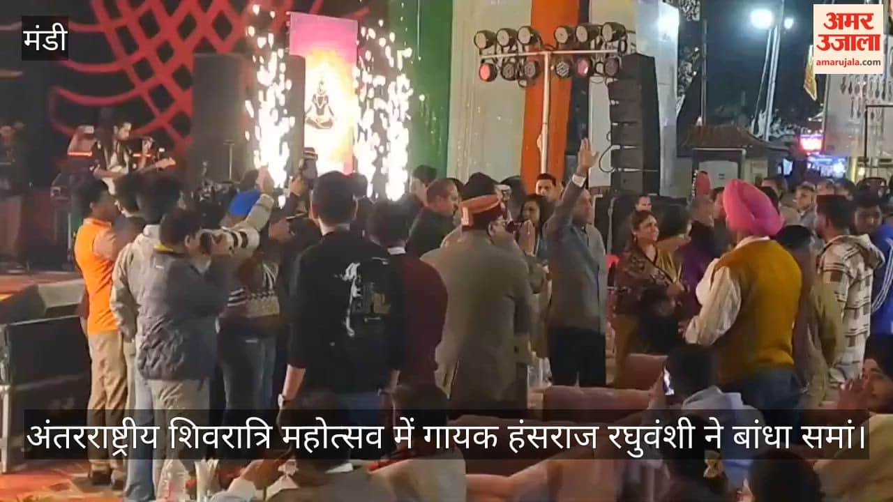 Audience danced to the hymns of Hansraj Raghuvanshi, the final evening concluded with Shiva bhajans