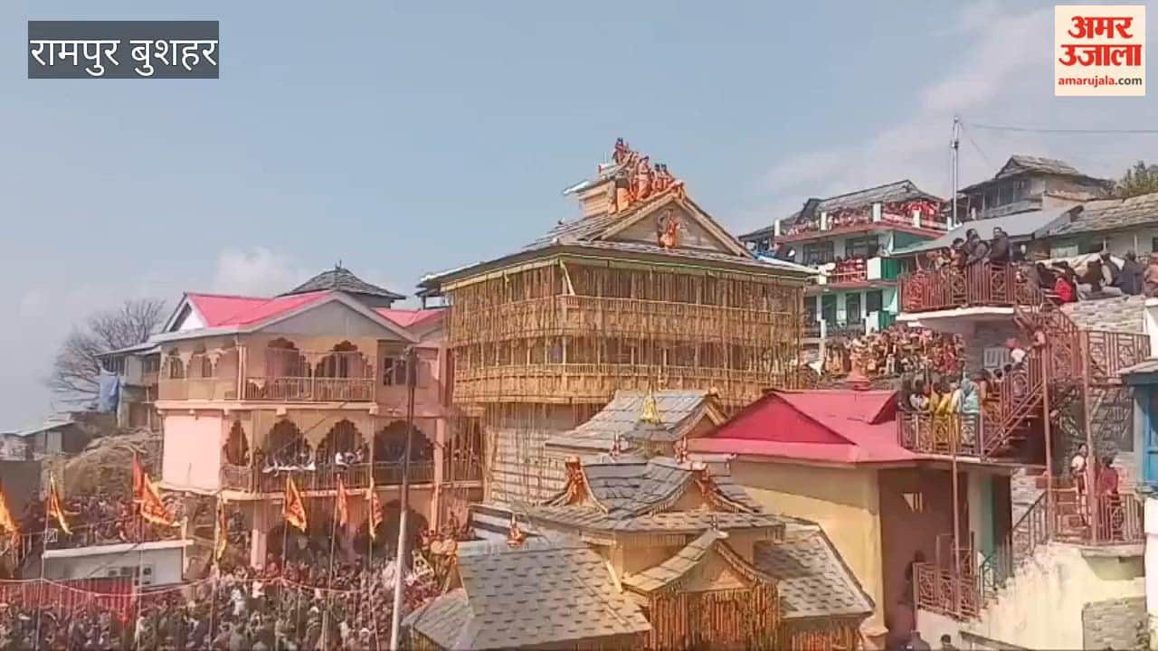 Rampur Bushahr Crowds gathered to see Shikha Fer