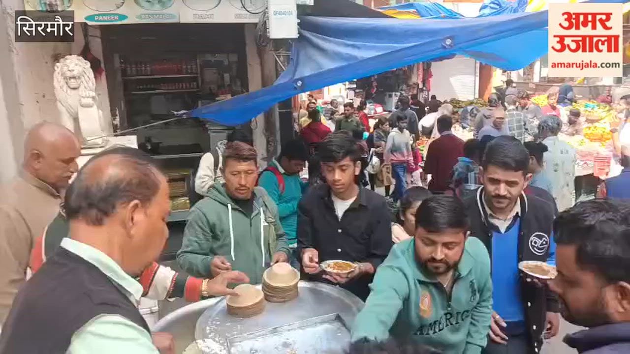 Sirmour Kheda Temple Committee distributed dal-rice prasad in Bada Chowk