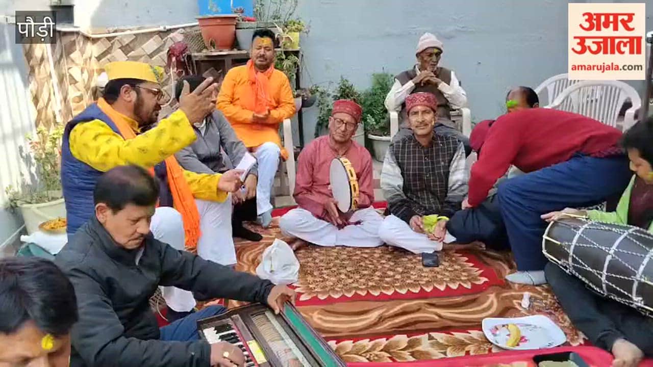 Srinagar: The series of Holi meetings begins, the function took place at the residence of famous poet Neeraj Naithani.
