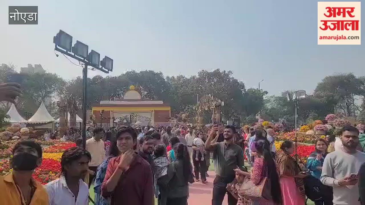 Huge crowd at Noida flower show