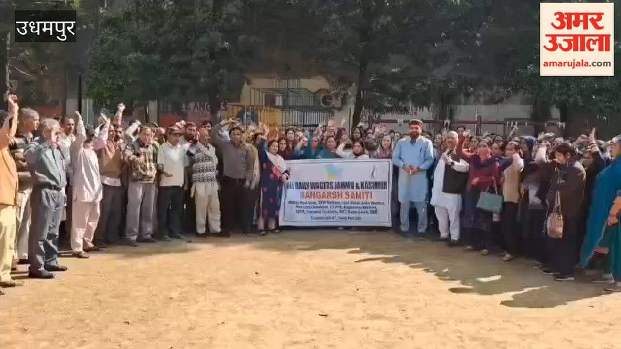 Daily wagers protest demanding implementation of minimum wages