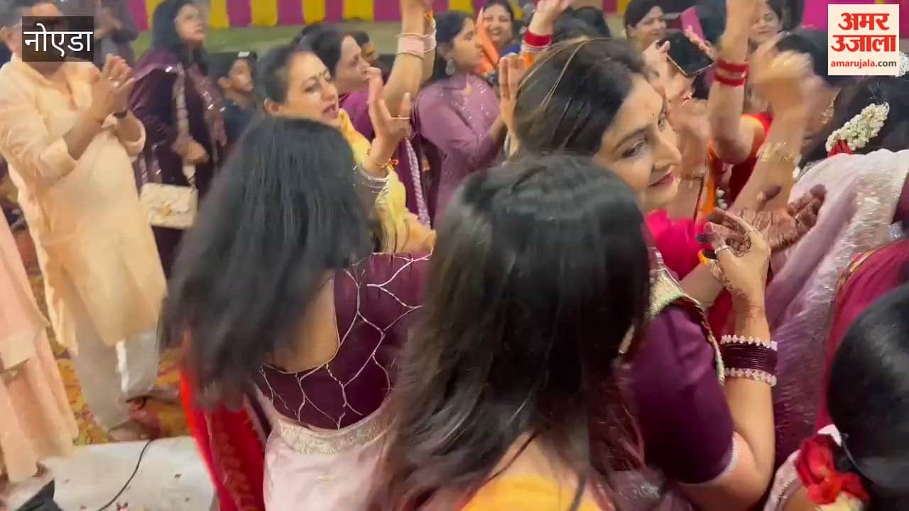 Women and men danced in Shri Shyam Falgun Festival