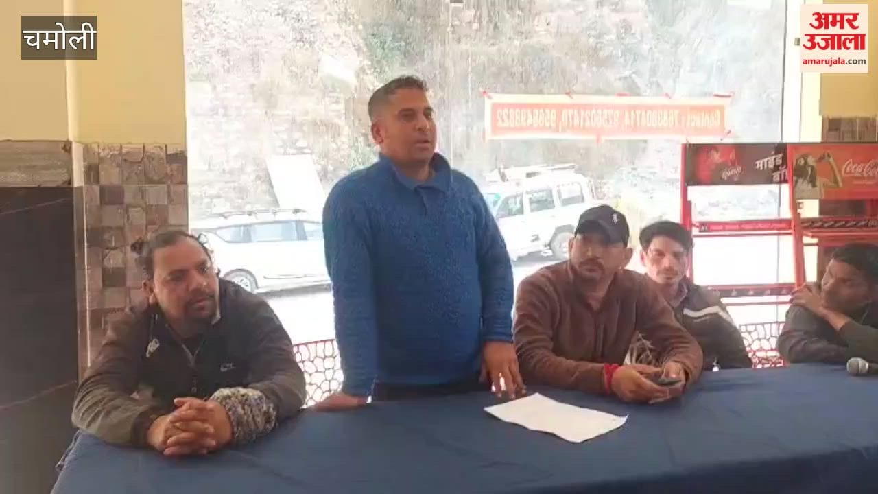 Karnprayag: Door to door taxi maxi drivers held a meeting and discussed their problems