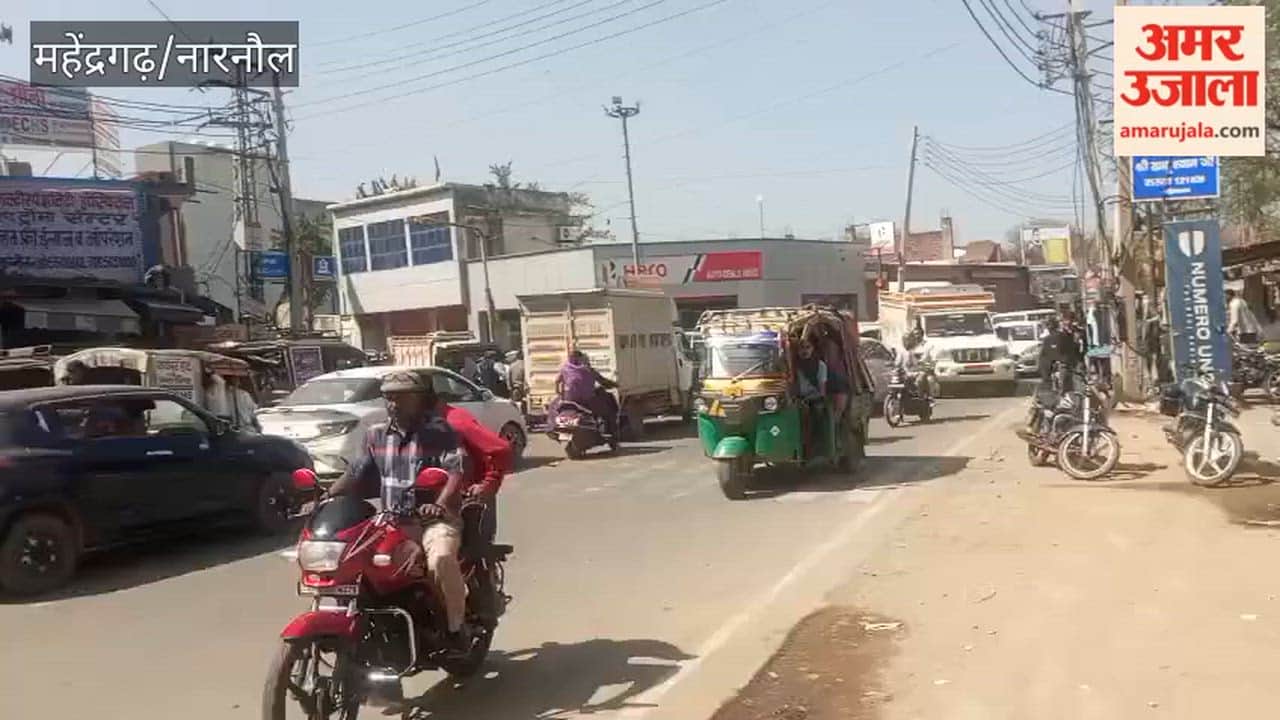 People struggled with traffic jam at Hero Honda Chowk in Narnaul throughout the day, traffic was affected even in the afternoon