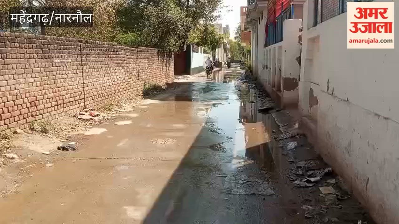 pipeline leak in Narnaul caused waterlogging in the streets, causing problems for pedestrians