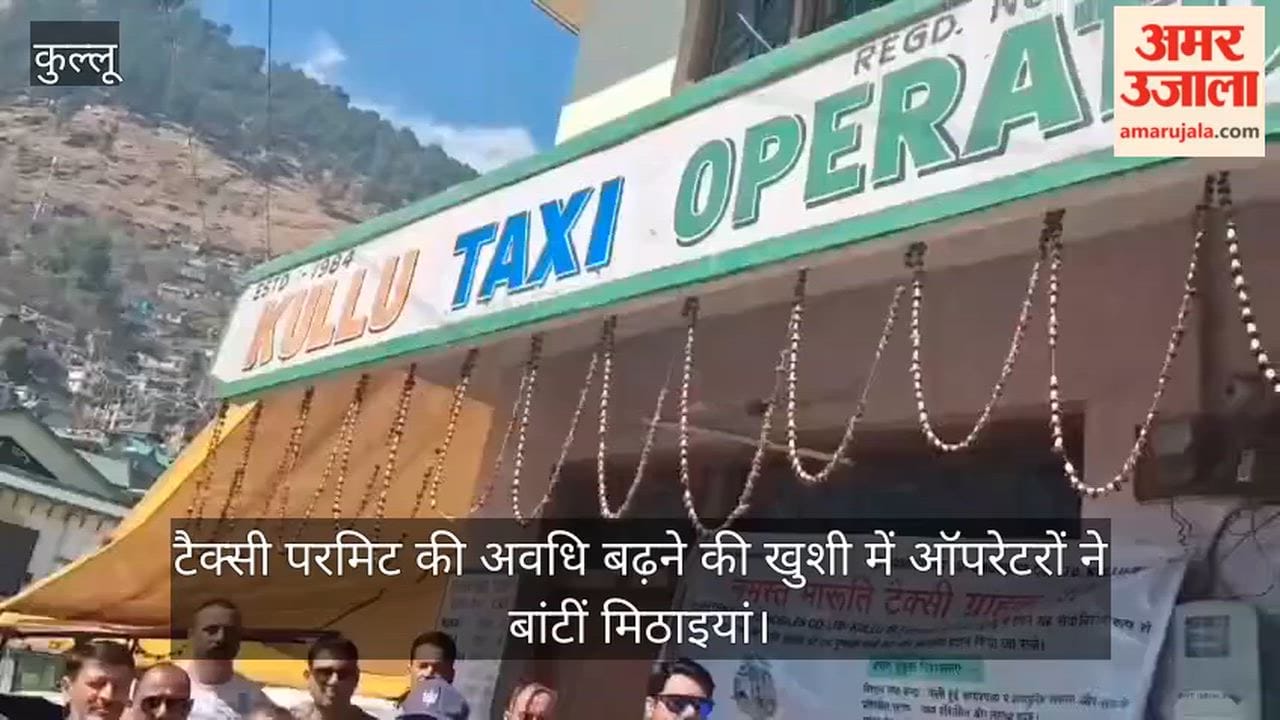 Operators distributed sweets to celebrate the extension of taxi permit validity.