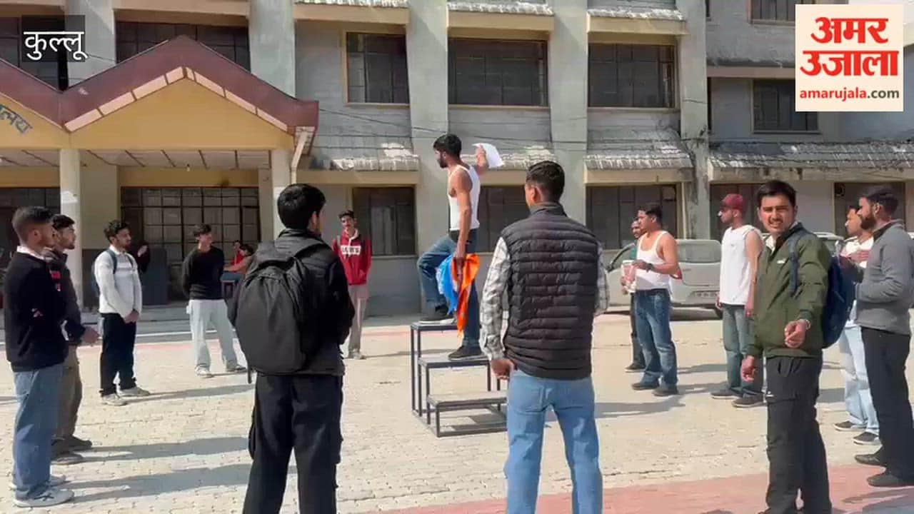 Kullu NSUI takes off shirts to protest against stopping of RDG