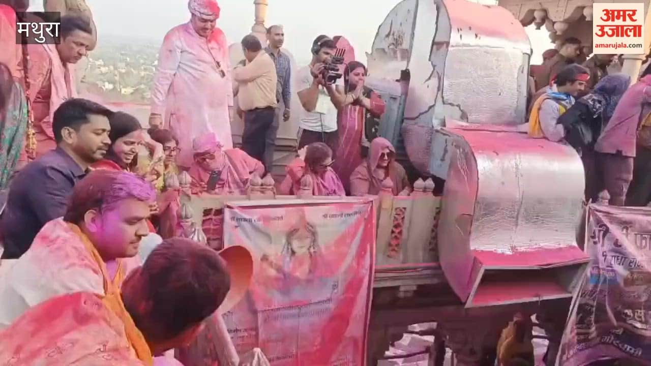 laddu mar holi celebrtaion at barsana in mathura