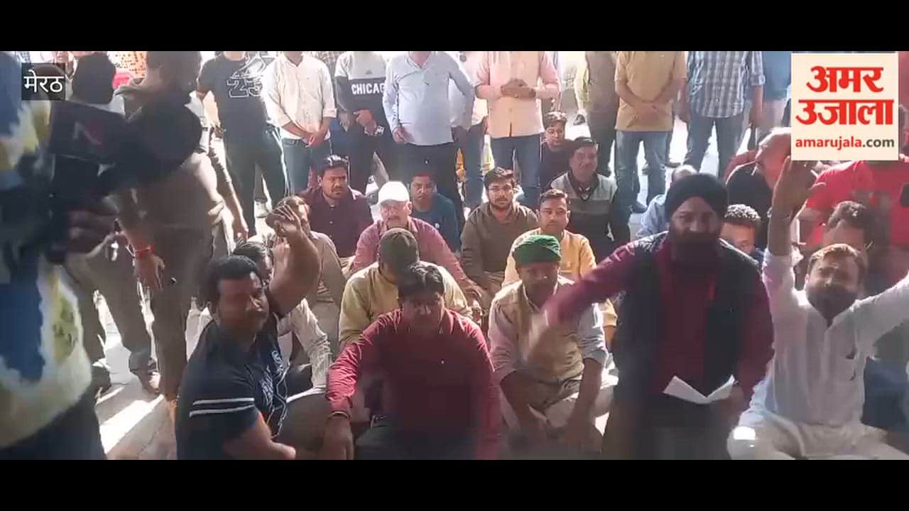 Meerut: Traders of Central Market demonstrated at Housing Development Office, sloganeering against Lokesh Khurana.