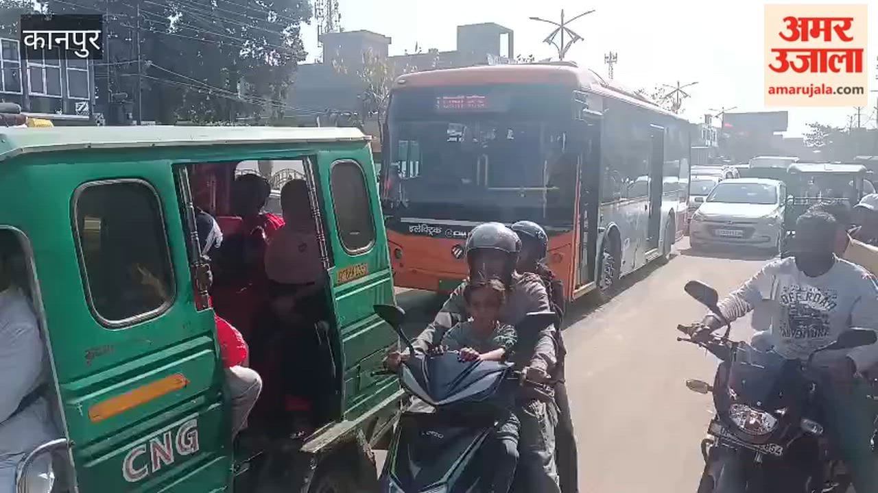 two-kilometer-long traffic jam formed on the Rajdhani Marg, pedestrians walked