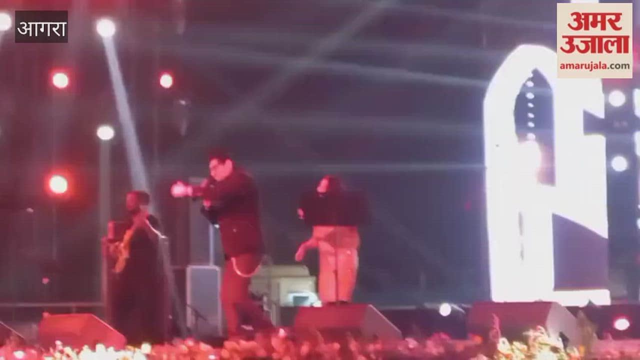 Singer Neeraj Shridhar performed at Taj Mahotsav