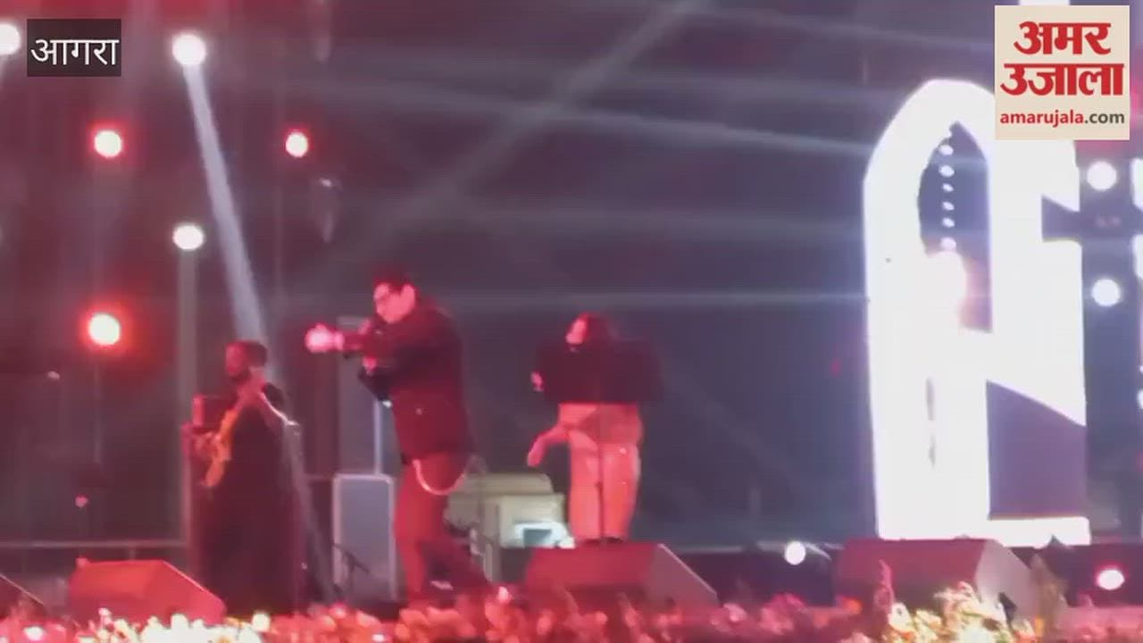 Singer Neeraj Shridhar performed at Taj Mahotsav