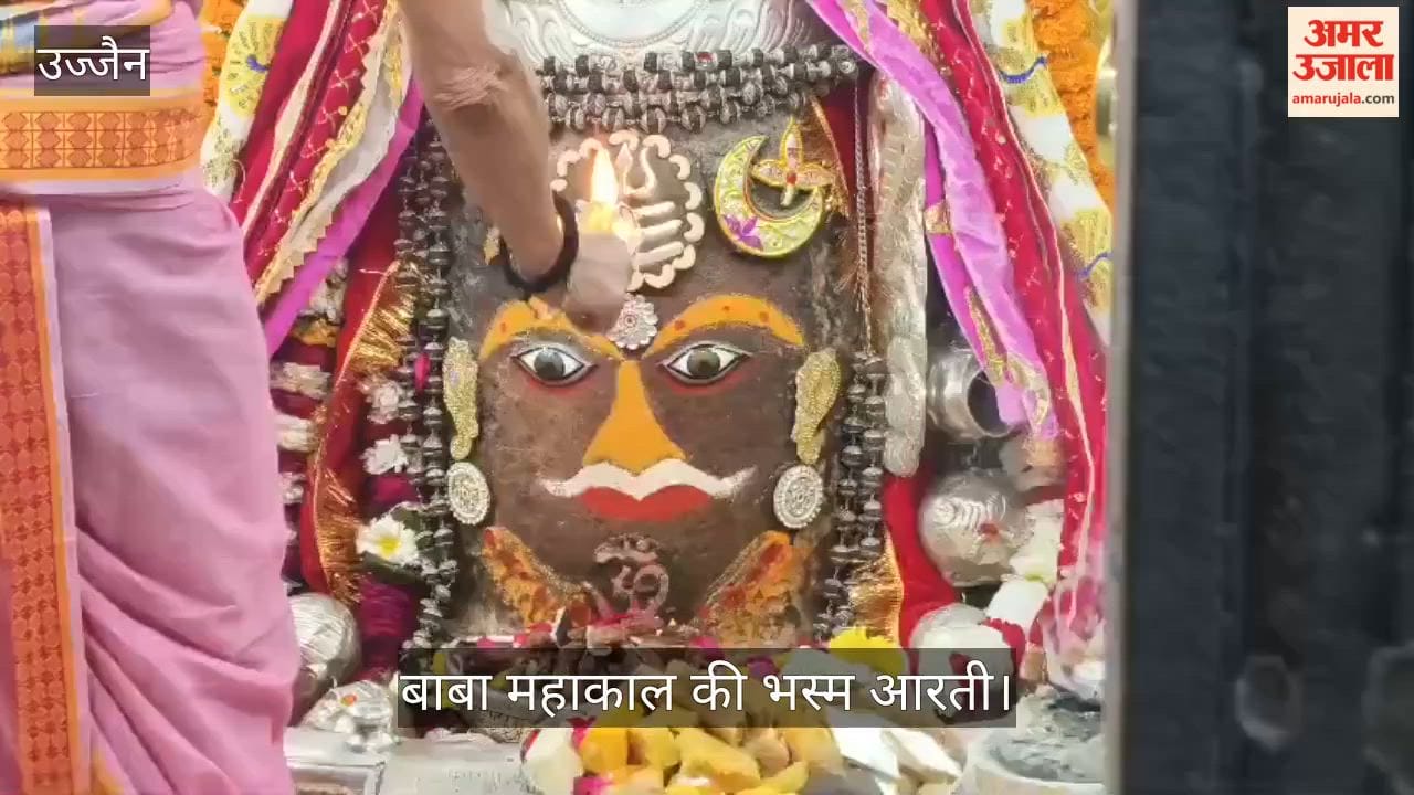 Monday's Bhasma Aarti - Baba Mahakal, dressed three-eyed form, gave darshan devotees applying ash.