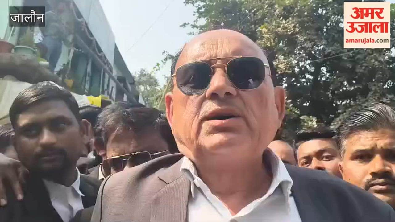 Jalaun: Lawyers block traffic, accusing traffic in-charge of indecency