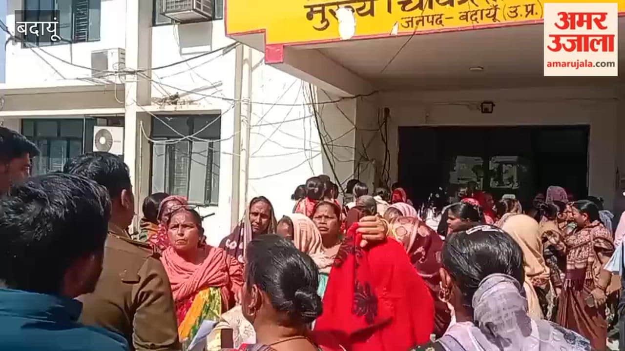 Asha workers locked the gate of the CMO office and protested for their demands in Budaun