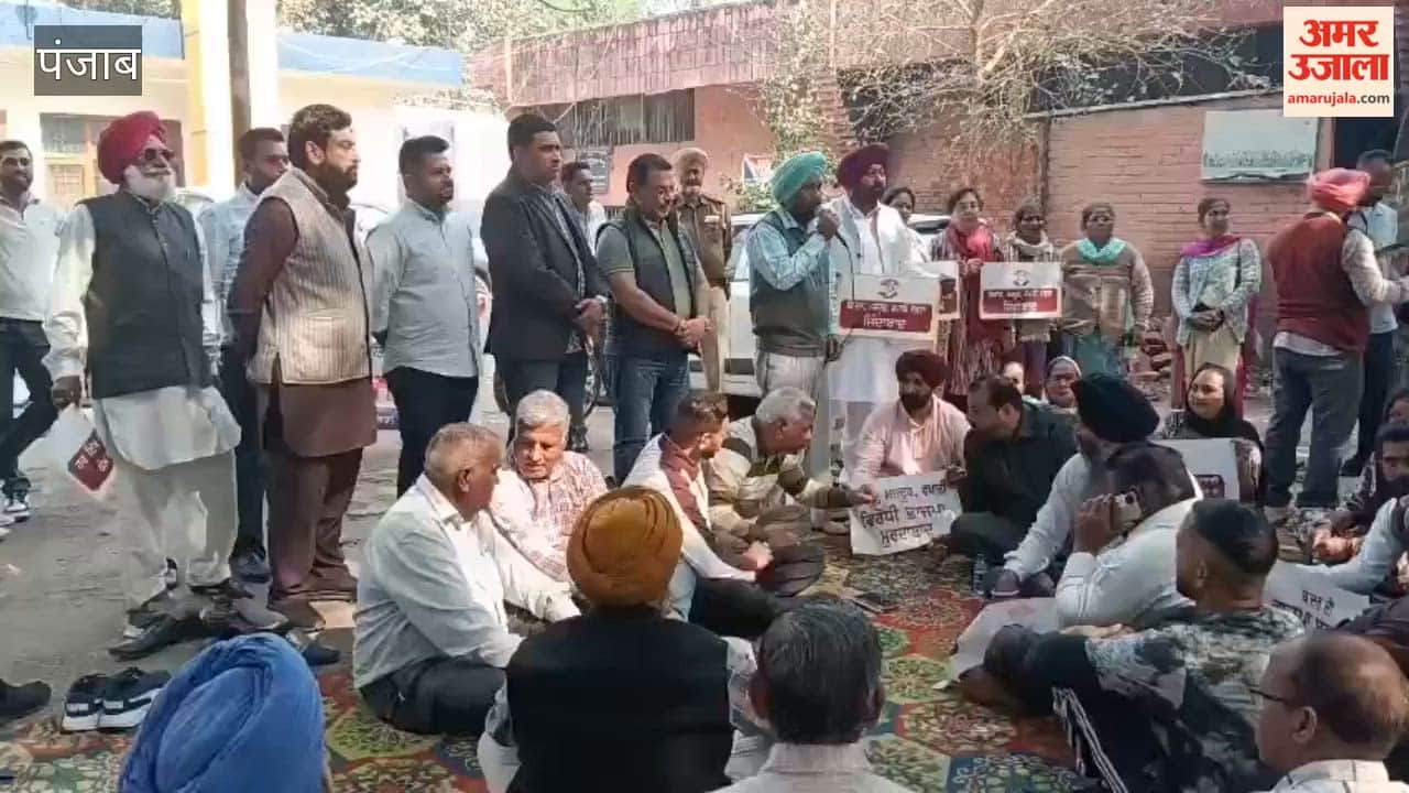 Congress workers in Phagwara submitted a memorandum to the Naib Tehsildar in the name of the Governor against the Indo-US trade deal.