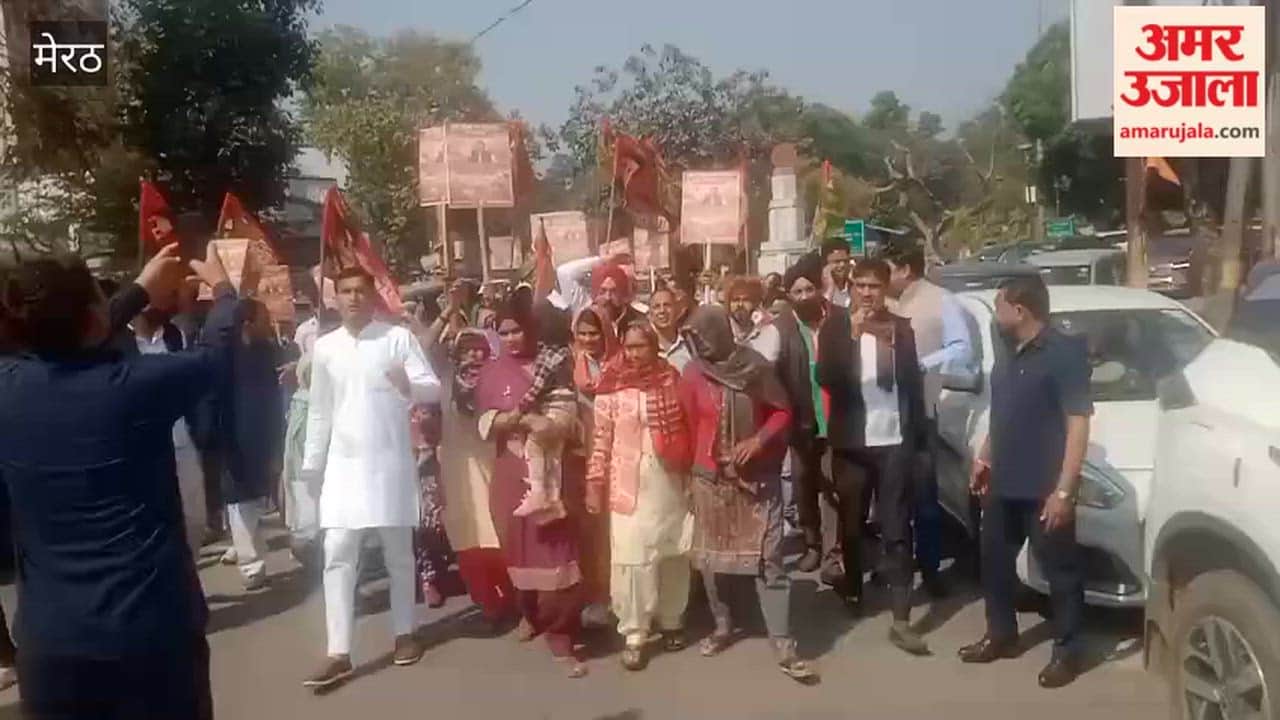 Meerut: SP demonstrated at the collectorate in protest against the trade deal.
