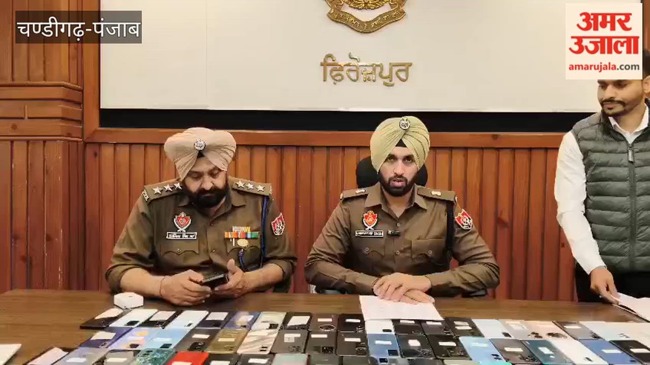 Ferozepur police return lost mobile phones to people