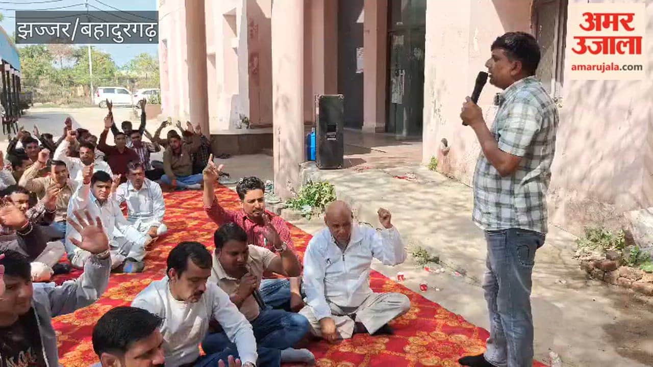 Electricity workers raised slogans against the officials.