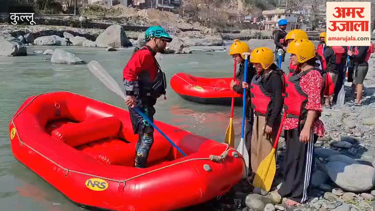 Kullu Disaster friends learn zooming technique