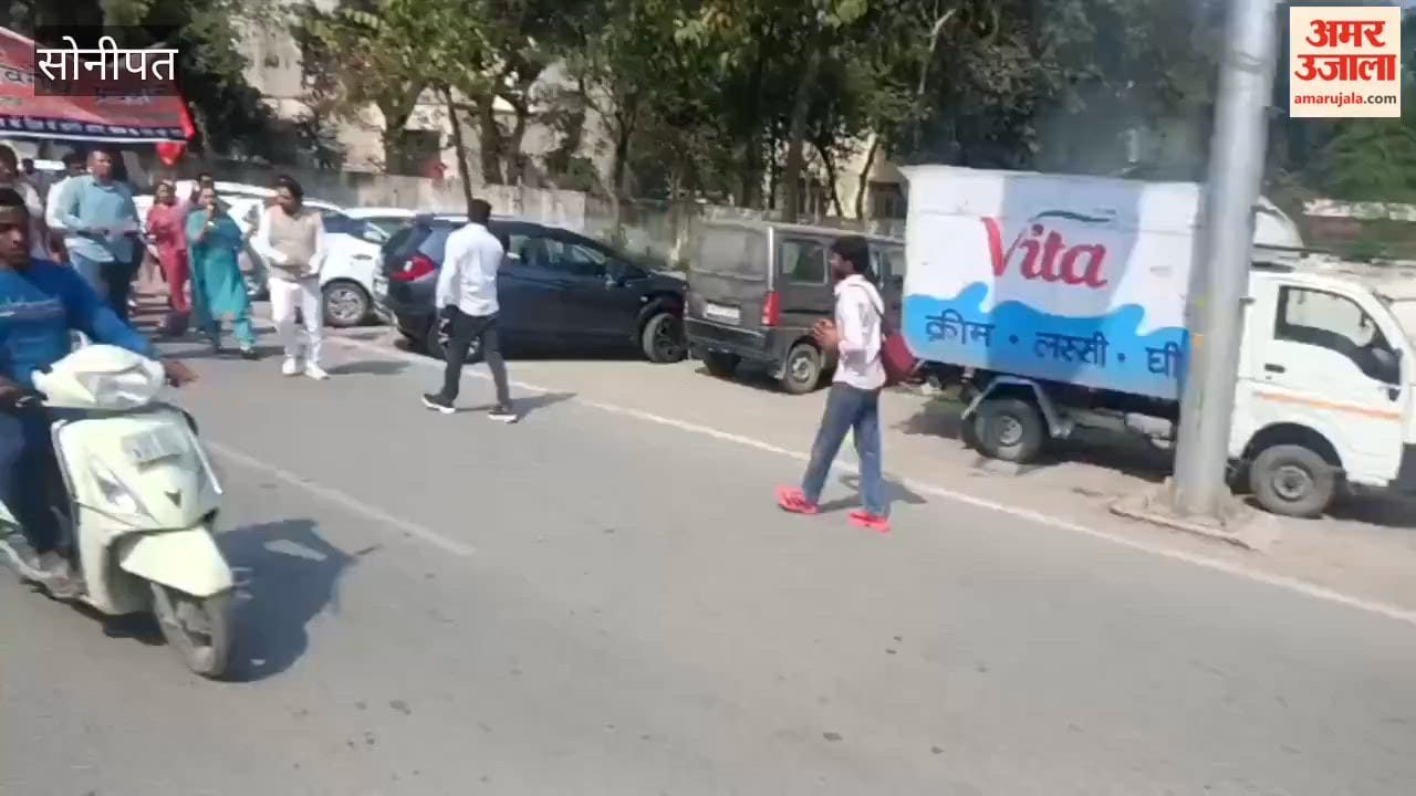 Bharatiya Mazdoor Sangh members took out a procession in Sonipat, raising their voice against the government.