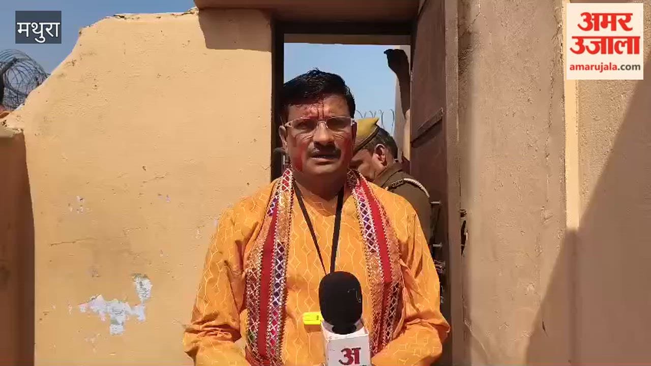 Rasiya singing from Lathmar Holi in Nand Baba's courtyard