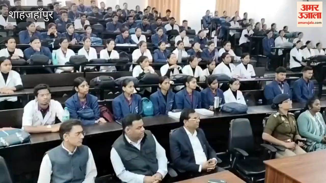 SP Rural Diksha Bhanware Arun taught cyber security lessons to students in Shahjahanpur