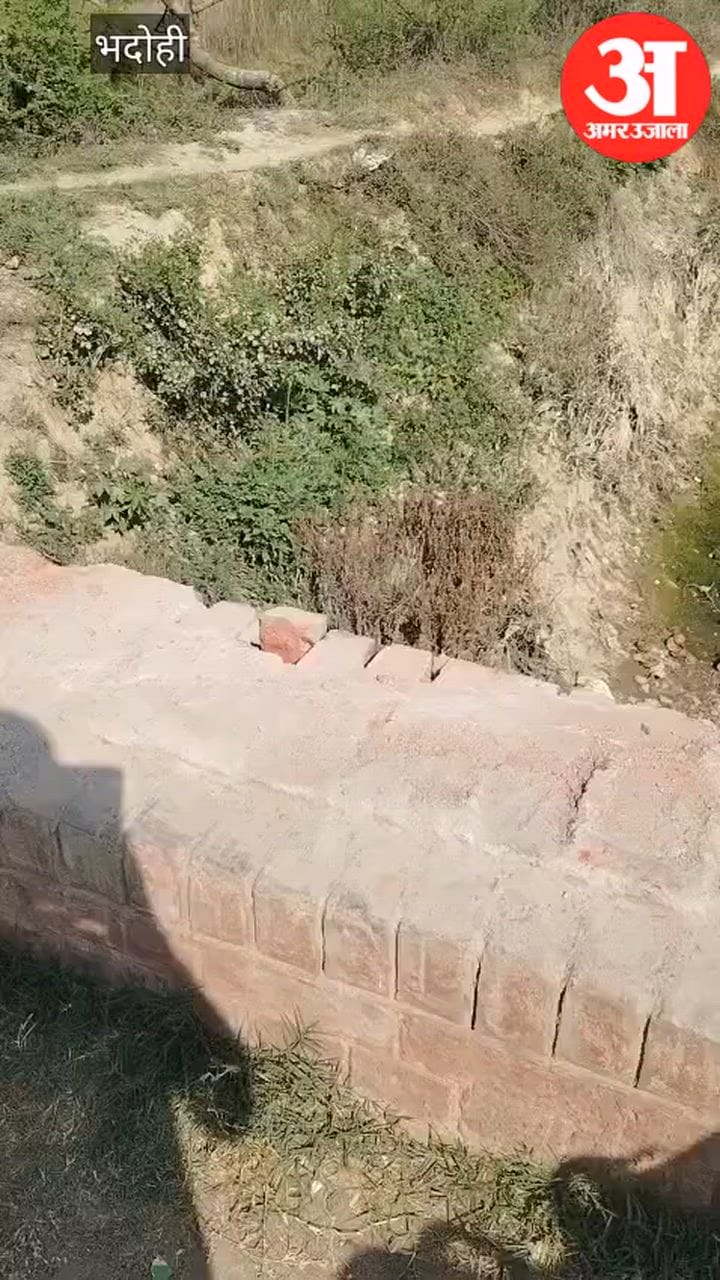 टैंकर पलट कर पुलिया के नीचे गिर गया, VIDEO