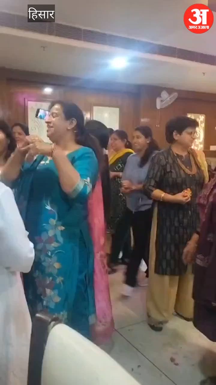 हिसार: हंसी ठिठोली के साथ मनाया होली मिलन समारोह, फूलों के संग की मस्ती