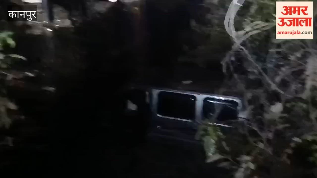 Road accident in Kanpur: A van fell into an open drain, injuring three women