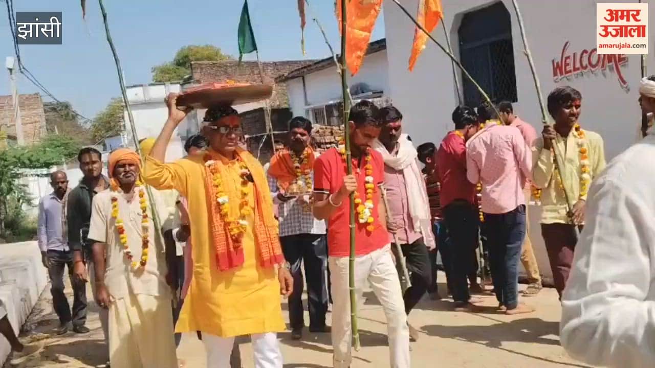 VIDEO: Ramcharitmanas on head, saffron robe, Ram's name on mouth, 'Muslim devotee' sets out on foot to Bageshwar Dham