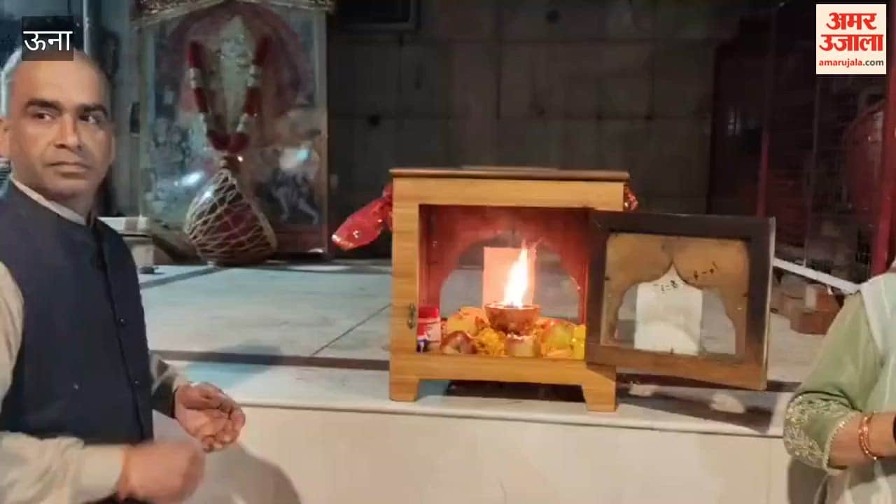 Una Priest Ravindra Chhinda left for Mumbai with the sacred flame from Mata Chintpurni Darbar