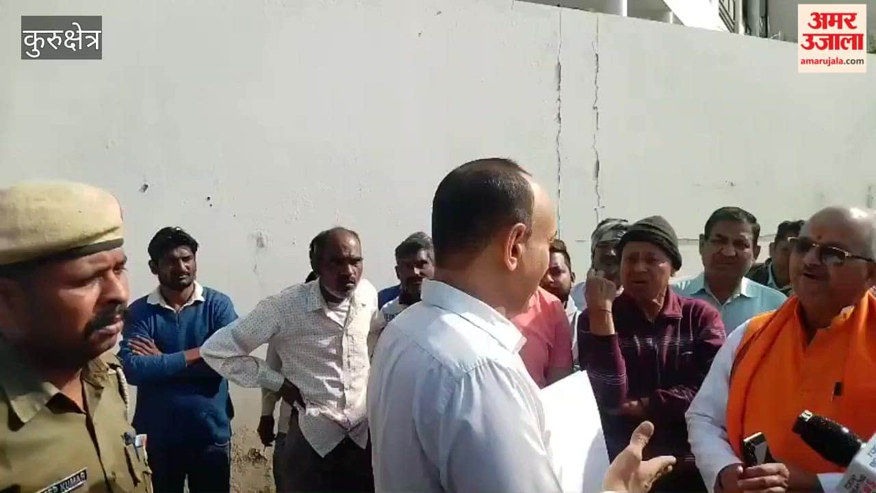 Protesting against the dumping site near Sundarpur in Kurukshetra, people blocked the road and stopped tippers filled with garbage