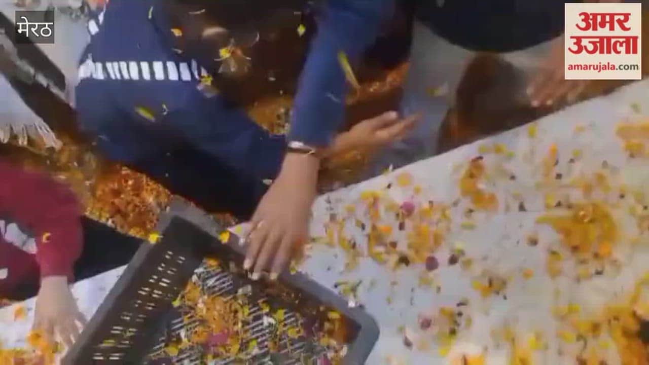 Holi of flowers was played in the Falgun festival in Dal Mandi, devotees danced to the hymns.