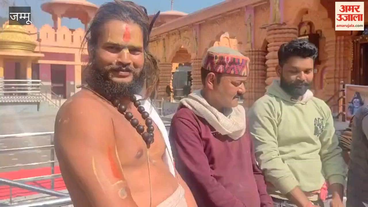 Mahadev Seva Samiti distributed langar in Nowshera Thakur, Santosh Das Moni Ji Maharaj was present.