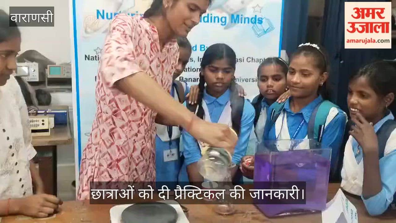 Practical information given to school girls at BHU Science Institute