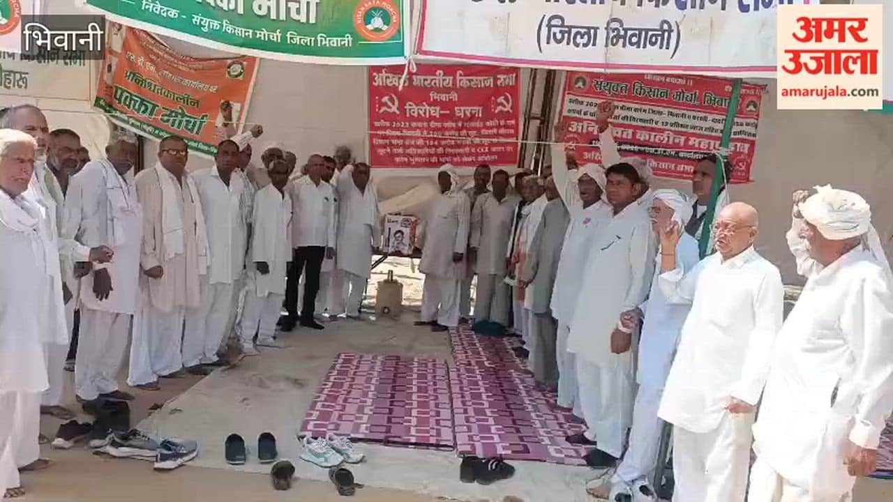 Farmers pay tribute to Chandrashekhar Azad on his martyrdom day at the protest site in Bhiwani.
