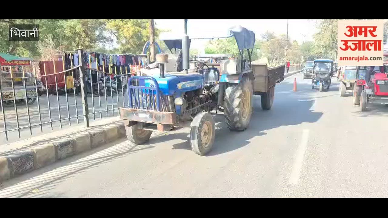 Work has begun to repair the broken railing on the divider of Circular Road in Bhiwani.