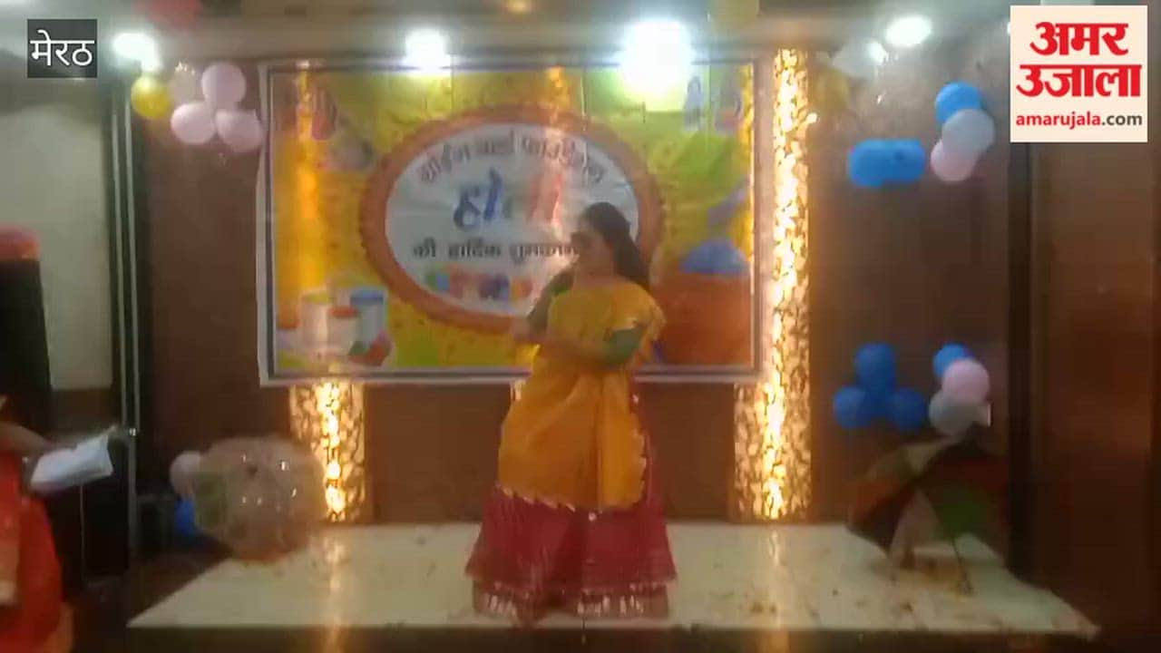 Meerut: Happy Holi by applying gulal