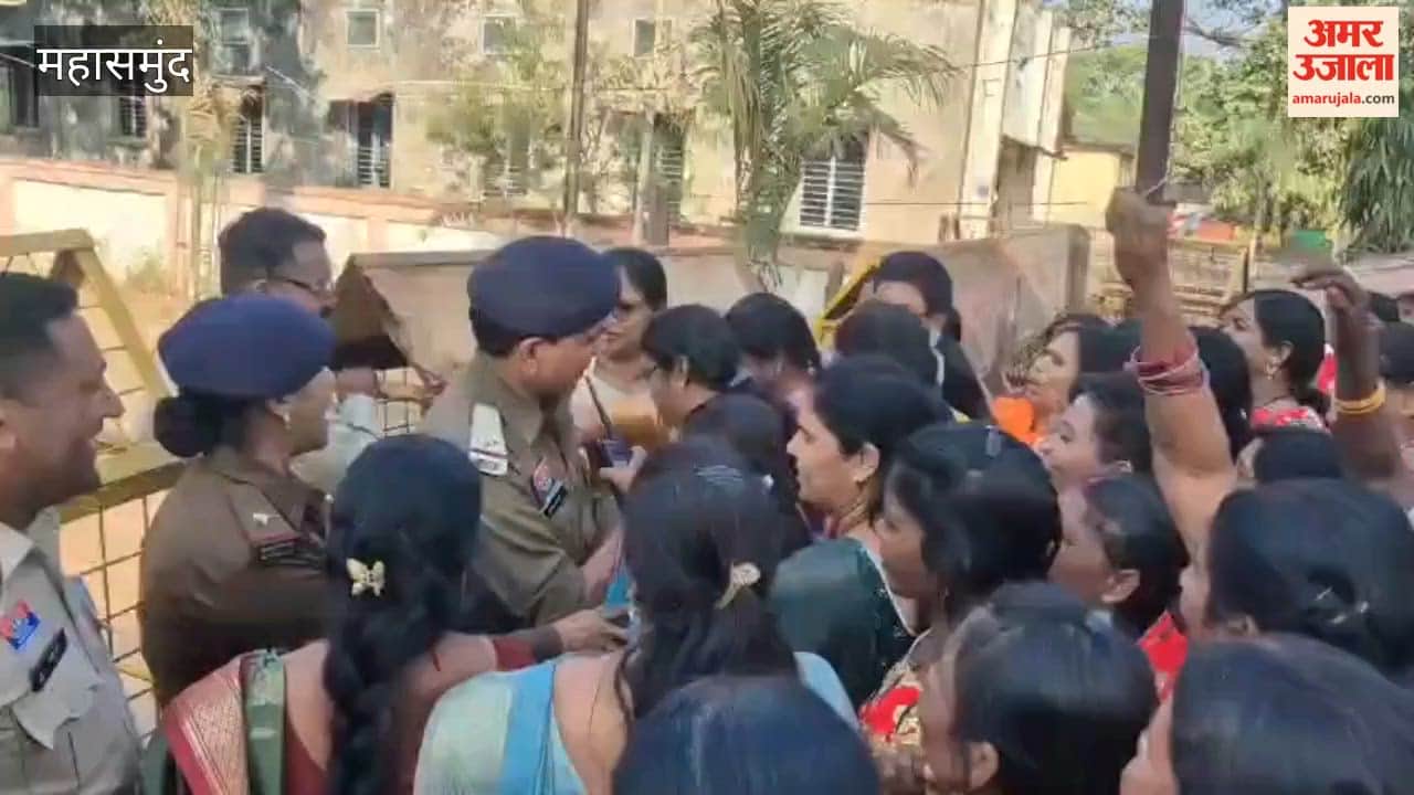 Anganwadi workers and assistants in Mahasamund gheraoed the Collectorate, protesting for their demands