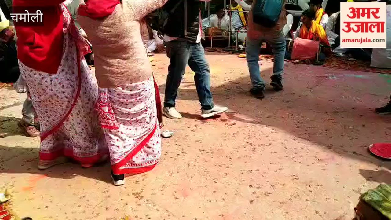 Chamoli: Holi begins on Ekadashi, with groups of revellers dancing to the beats of drums.
