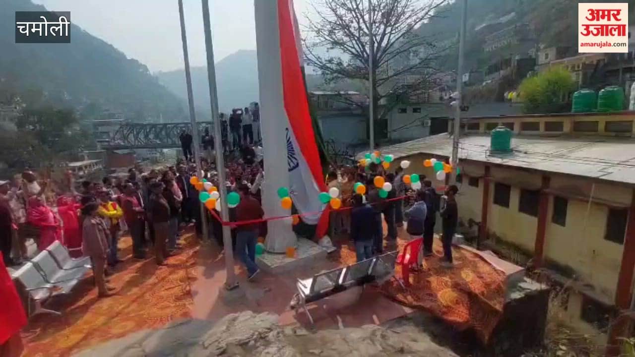 Karnaprayag: MP Anil Baluni reached Karnaprayag, inaugurated the 100 feet high tricolor and gate.