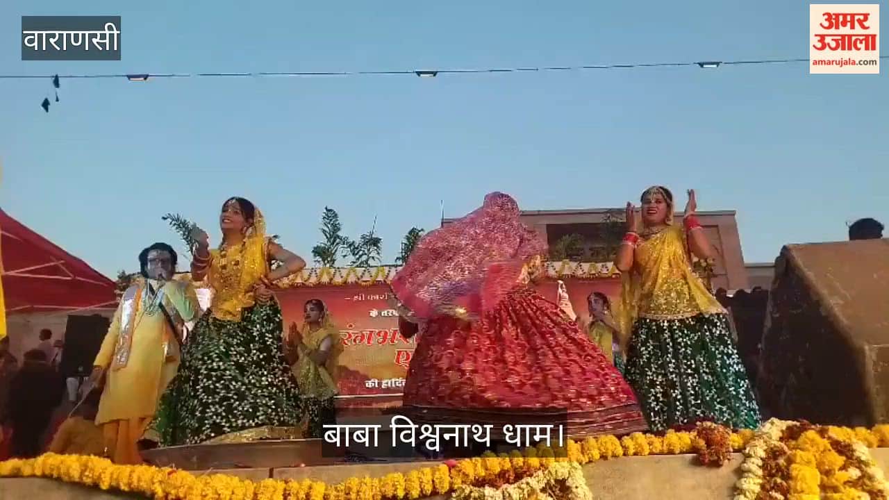 Baba Vishwanath Dham was painted in the colors of Mathura, with lots of abir and gulal being thrown
