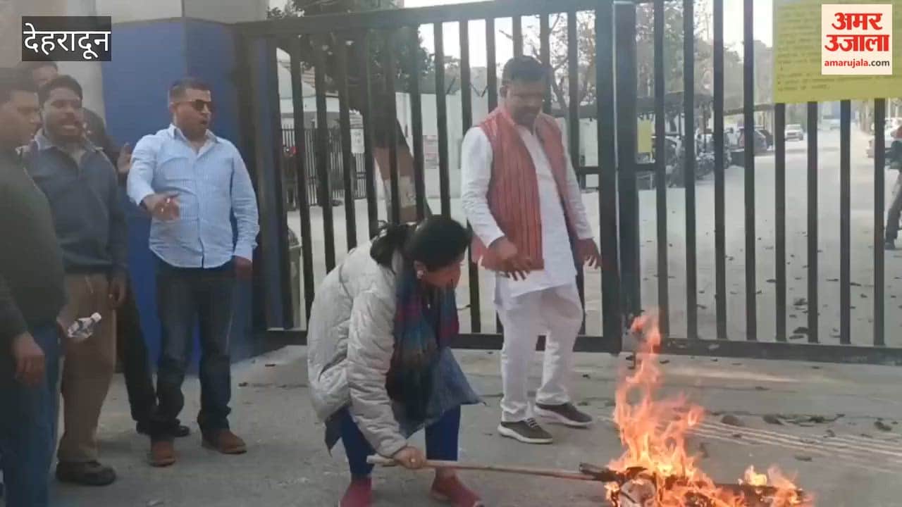 Dehradun: After contempt proceedings in the Pitkul case, Jan Prahar staged a fierce protest and burnt an effigy