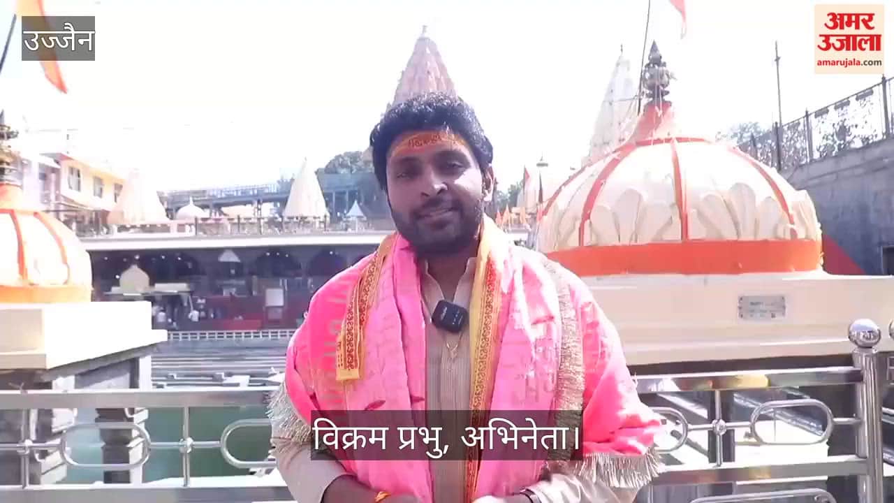 Actor Vikram Prabhu visited Baba Mahakal on his wedding anniversary.