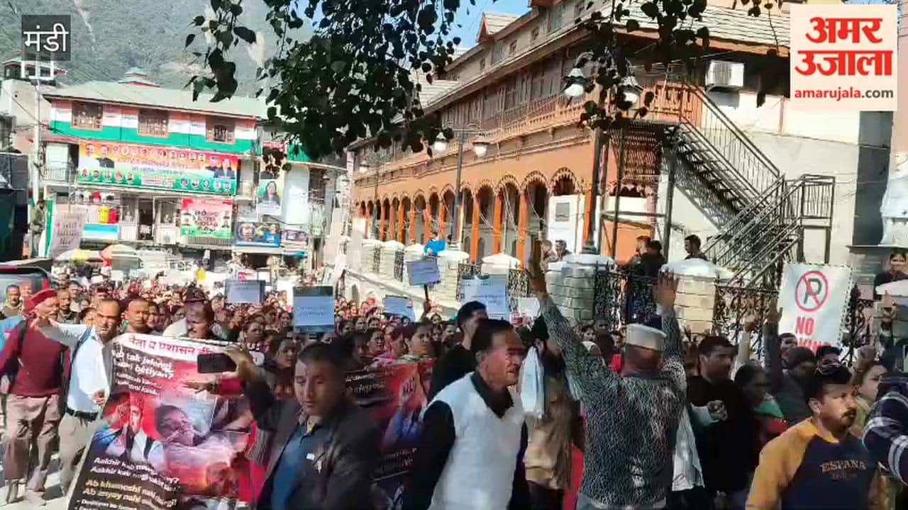 Mandi Loud slogans raised against the police administration, demanding justice for Neelam